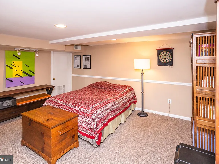 1207 N Livingston St — Photo 32
