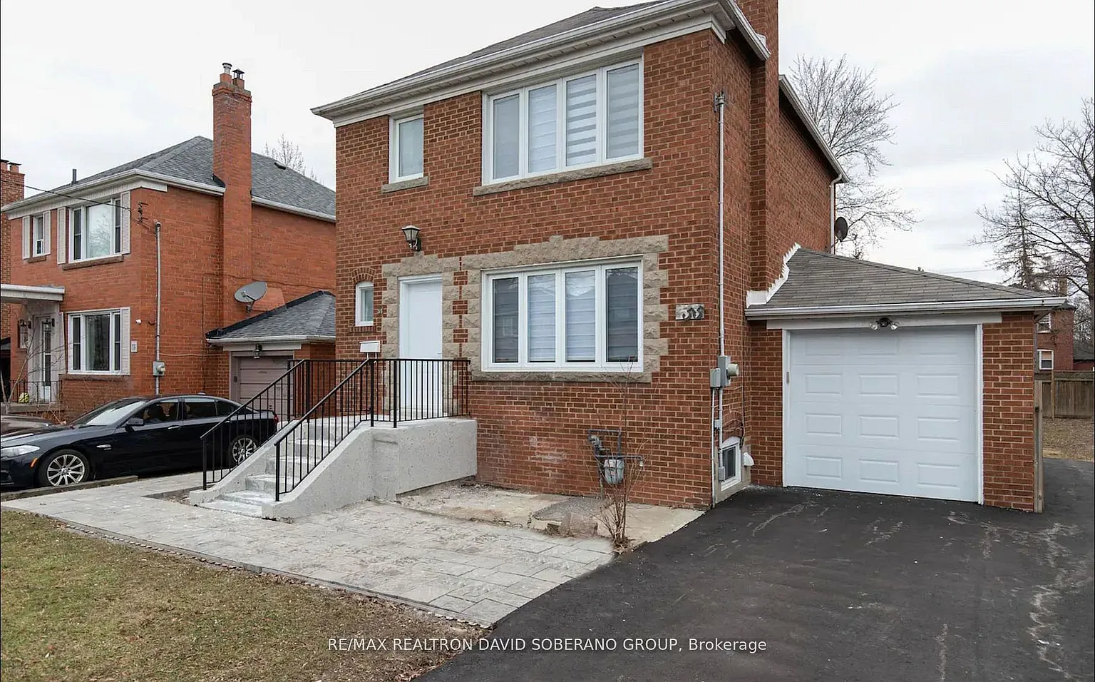 55 Raeburn Ave photo 1