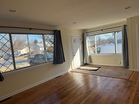 4th image of 1629 Lewis Ave