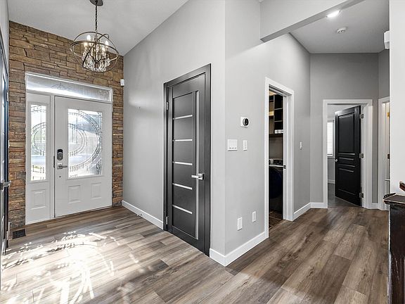 2nd image of 4044 Crowsnest Cres