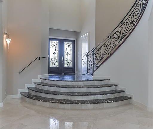 3rd image of 517 Villa Dr