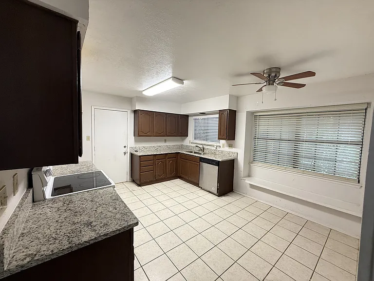 1616 Fannin Cir — Photo 11
