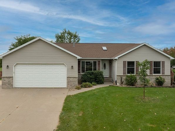 7526 Cattail Ct NE