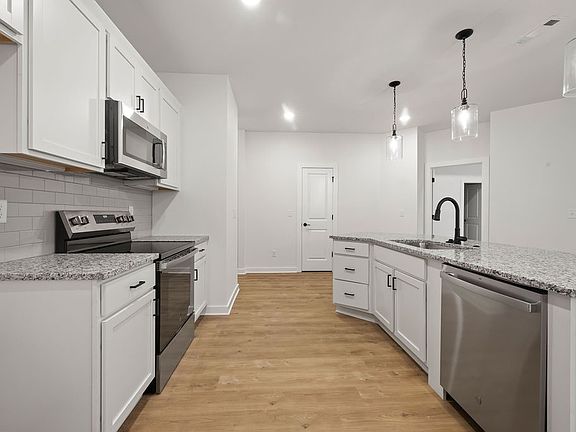 5th image of 19 Banff Ln