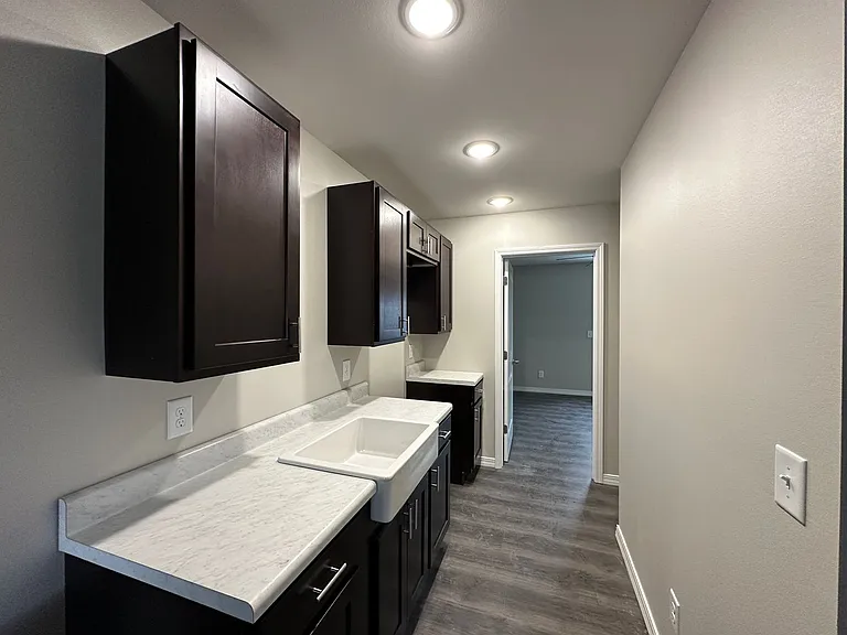 103 King George St #B — Photo 2