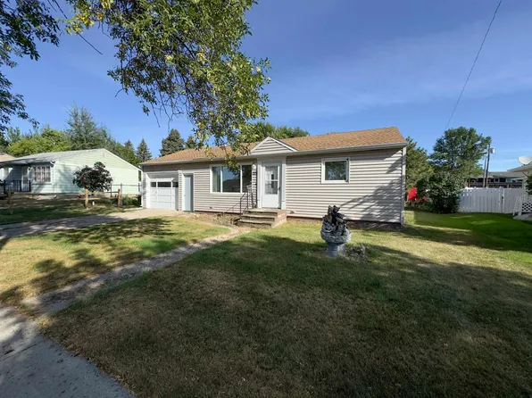 222 4th St NW, Tioga, ND 58852