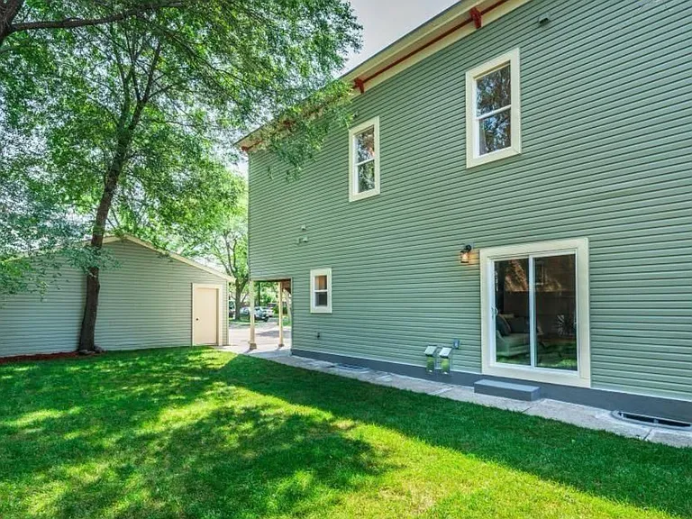 2401 University Ave NE — Photo 27