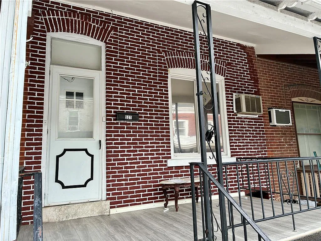4 bed, 1.5 bath, 1392 sqft, $2,200 — Photo 2