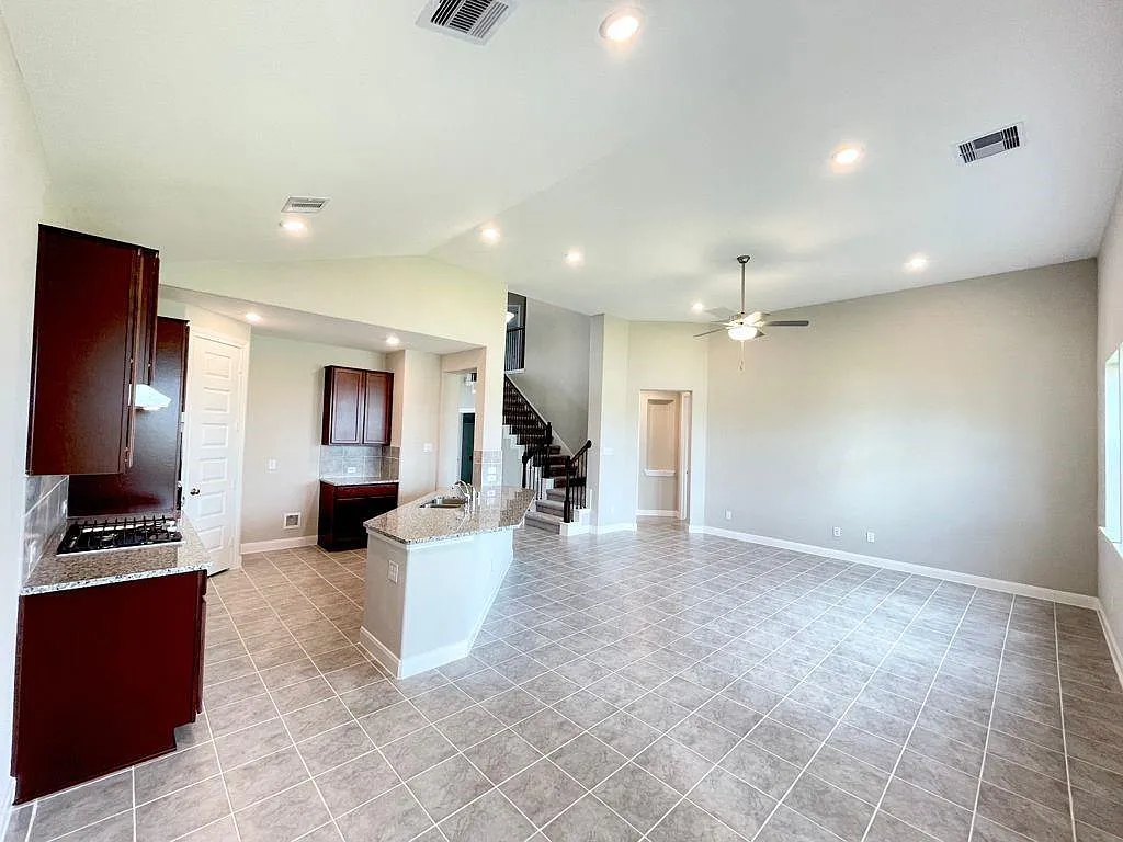 4 bed, 3.5 bath, 2870 sqft, $2,900 — Photo 4