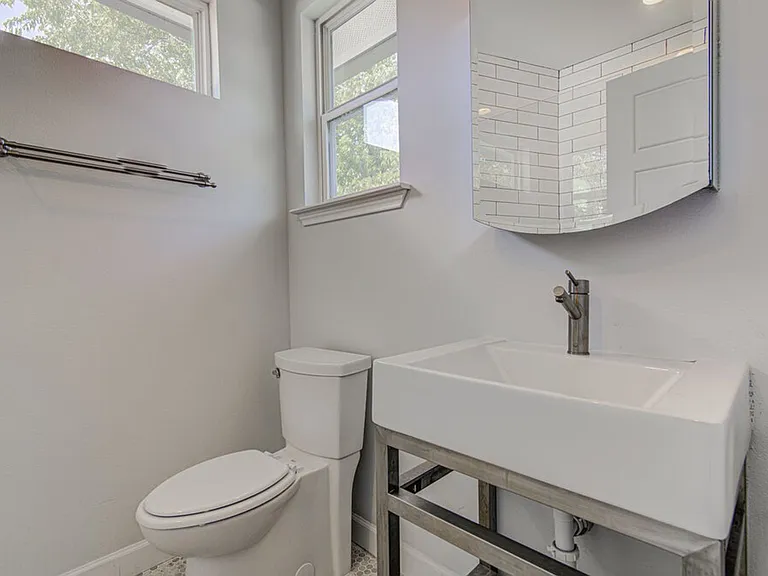 2406 E 16th St — Photo 27