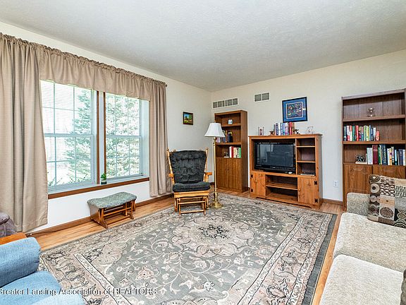 3rd image of 2709 W Miller Rd