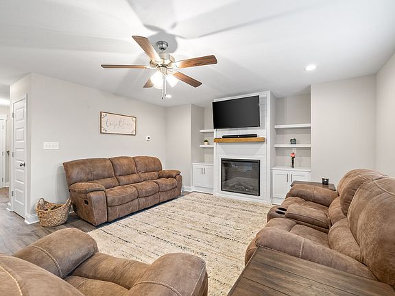 3rd image of 726 Banister Dr