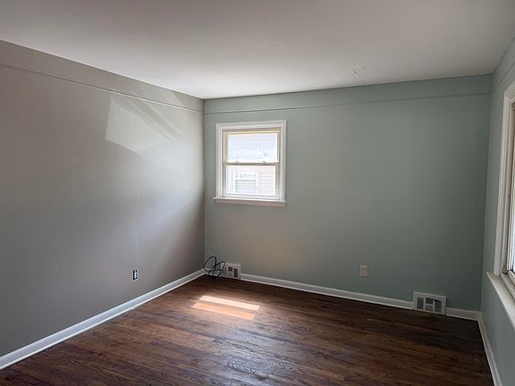 4th image of 22458 Hillock Ave