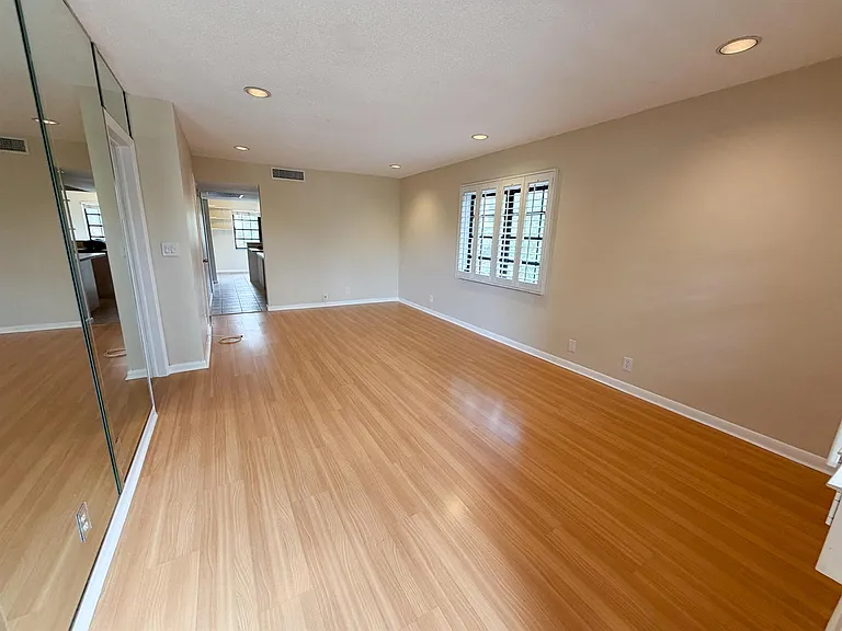 917 NE 16th Ave #16 — Photo 1