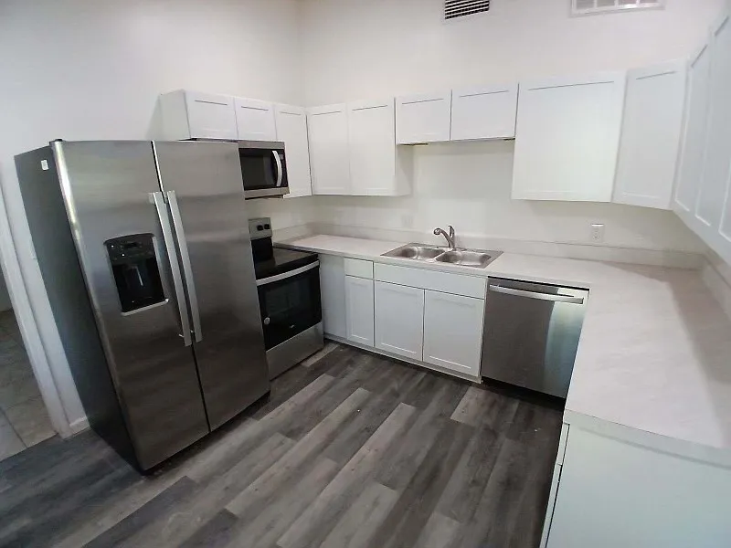 3 bed, 1248 sqft, $1,900 — Photo 2