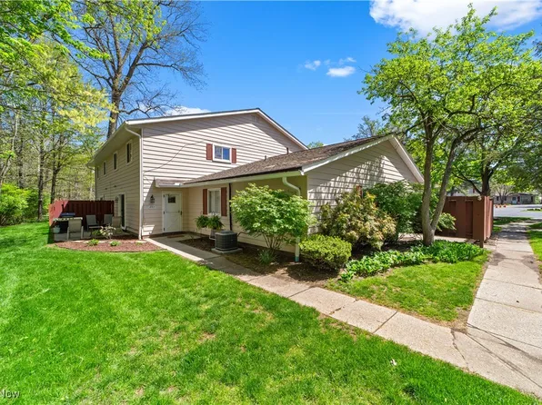 8703 Fox Rest Dr #34, Brecksville, OH 44141