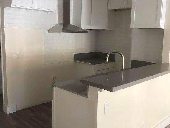 5th image of 14134 Erwin St #104