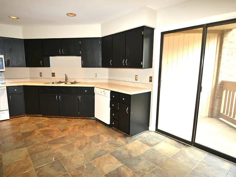 120 Hillsboro Pl — Photo 8