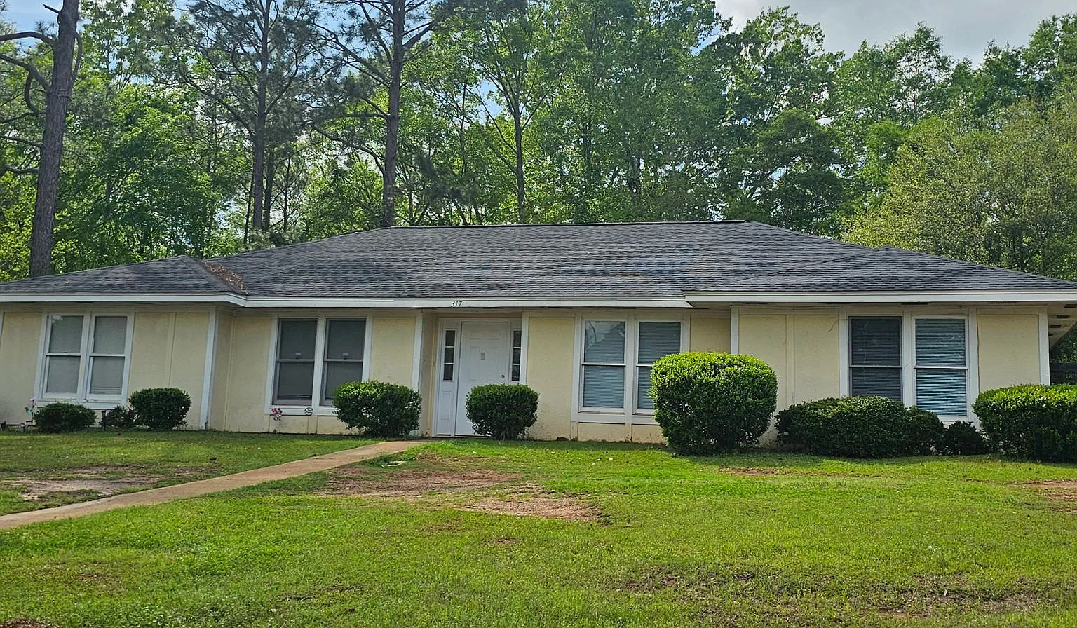 Nice affordable two bedroom one bath duplex — Photo 1