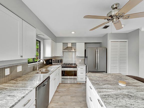 3rd image of 121 Prestwick Cir
