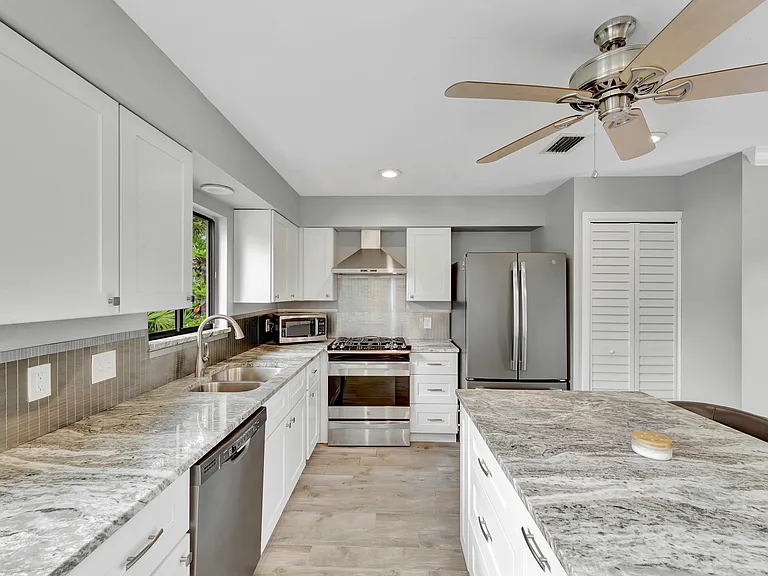 121 Prestwick Cir — Photo 3