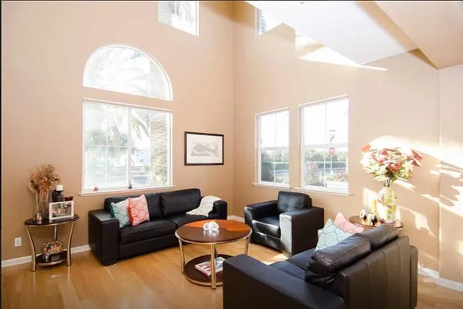 4 bed, 2077 sqft, $6,900 — Photo 1
