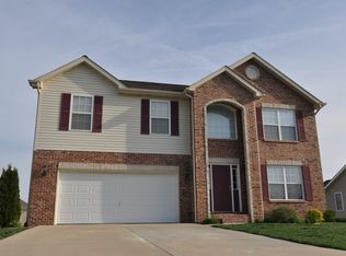 825 Indian Prairie Dr, Mascoutah, IL 62258