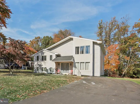 2240 Carlson Dr, Willow Grove, PA 19090