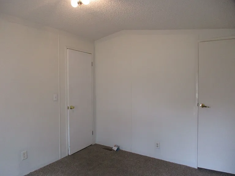 921 Seneca Dr — Photo 16