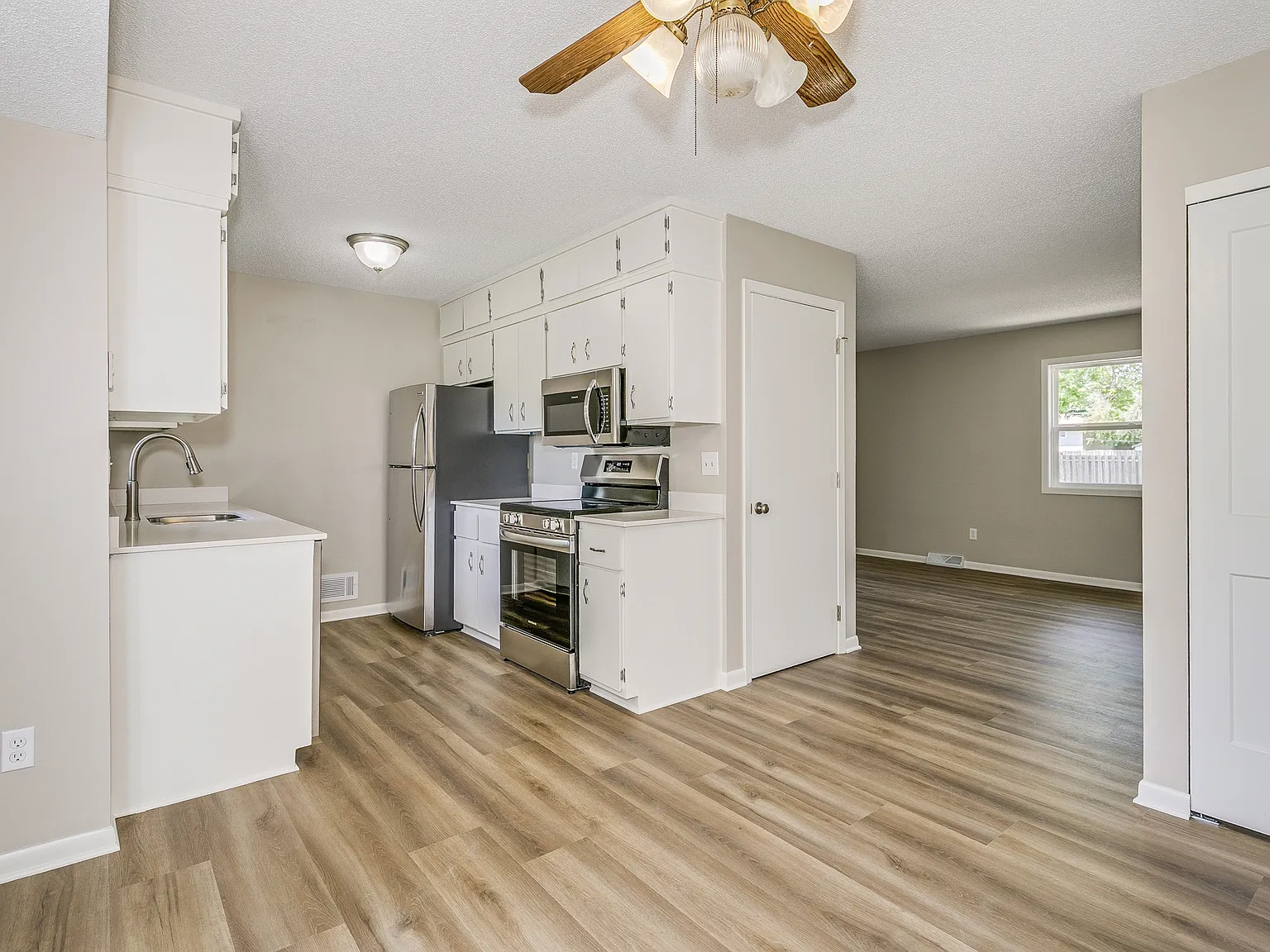 4 bed, 1929 sqft, $2,750 — Photo 3