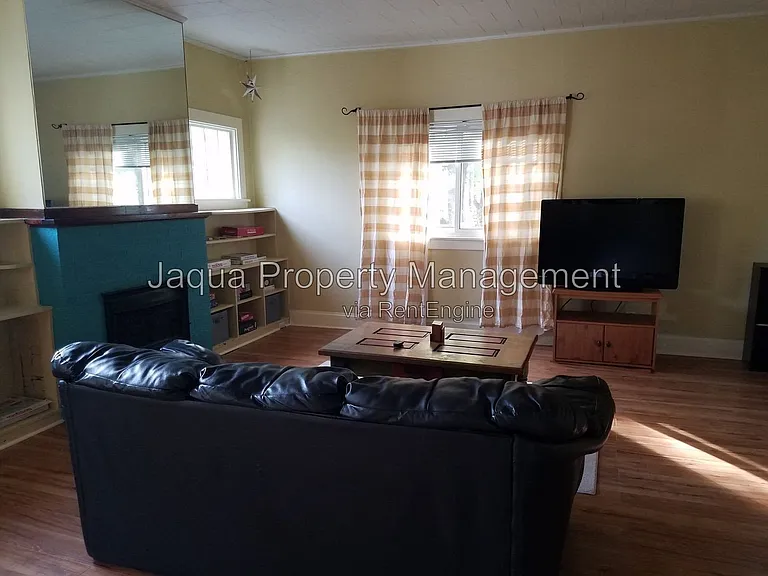 423 Erie St — Photo 4