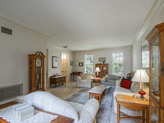 3rd image of 2607 Saint Charles Ave