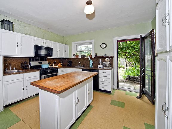 2nd image of 104A Douglass St