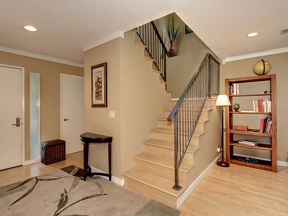 2nd image of 820 Elmhurst Cir