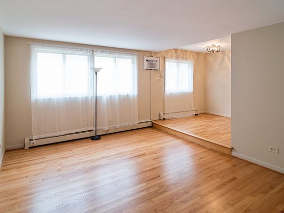 3rd image of 714 N Austin Blvd #1NE