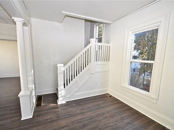 4th image of 320 E Oakwood St