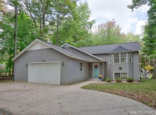 17655 Birchtree Ln, Grand Haven, MI 49417