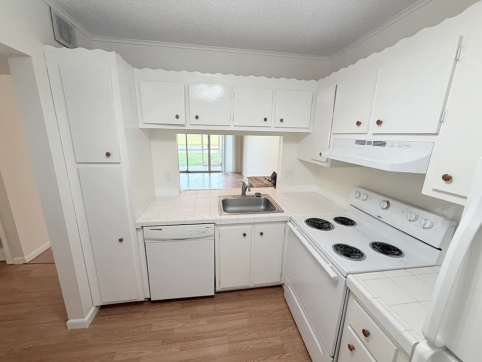 9230 Lagoon Pl #110