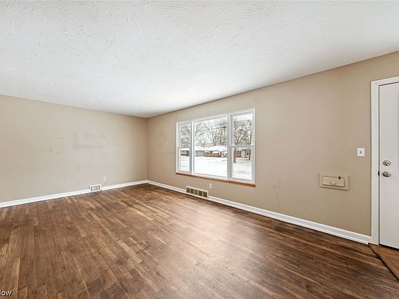4th image of 300 Lynne Dr