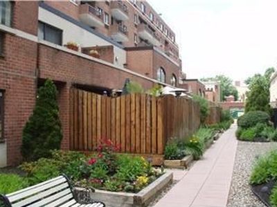 200-10 Lombard St, Philadelphia, PA, 19147