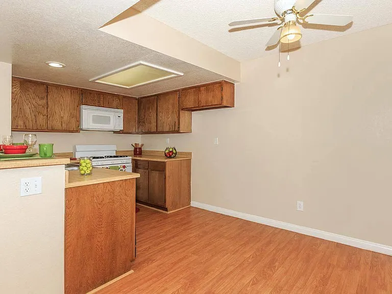 Barstonian Apartments — Photo 20