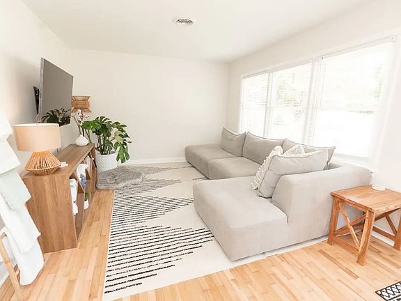 3rd image of 406 Clearbrook Dr
