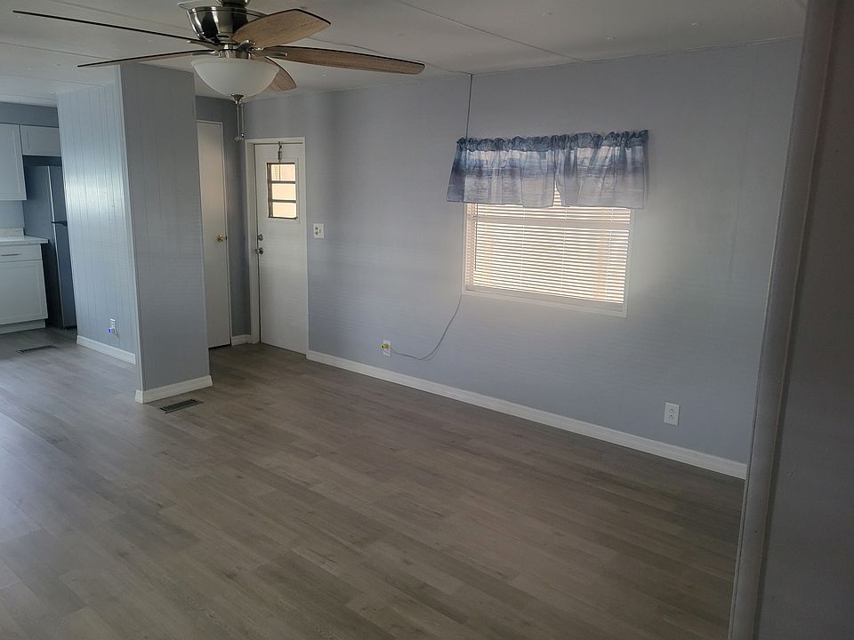 Large Living Room 13' x13.5'