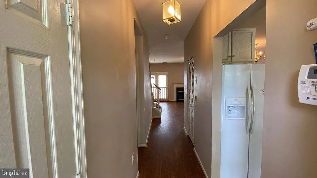 3 bed, 2.5 bath, 1372 sqft, $2,450 — Photo 2