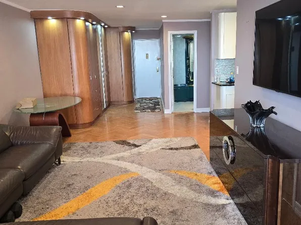 1625 Emmons Avenue image 7 of 25