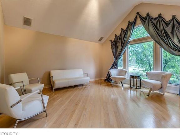 5th image of 215 E Orange Hill Cir