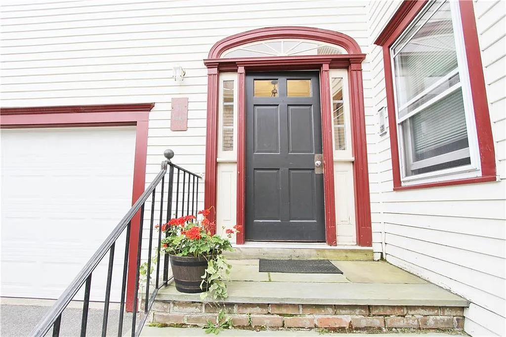 31 1/2 Franklin St — Photo 1