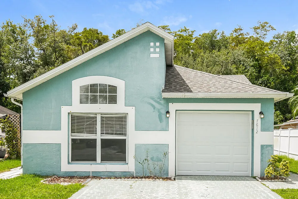 3 bed, 2.0 bath, 1208 sqft, $2,130 — Photo 1