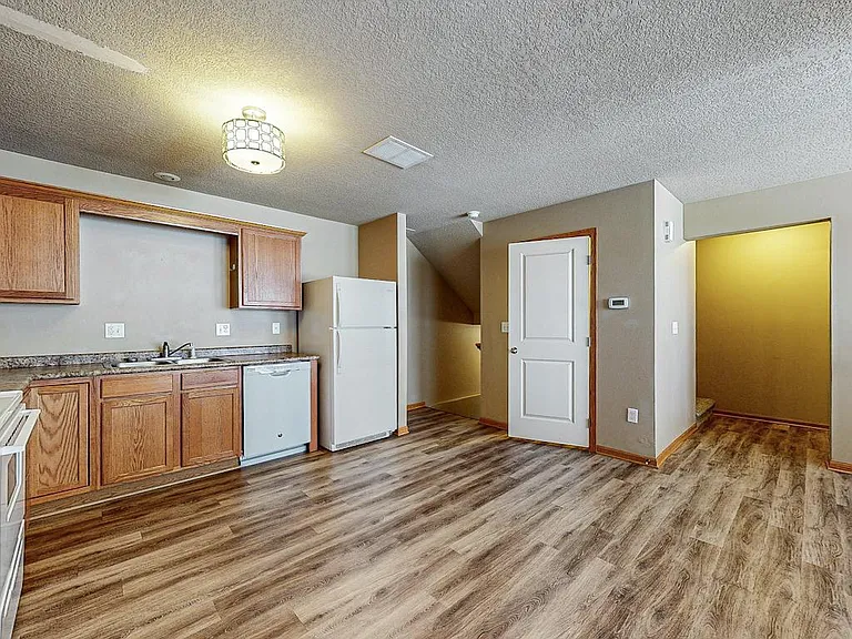 385 NE Sandalwood — Photo 5