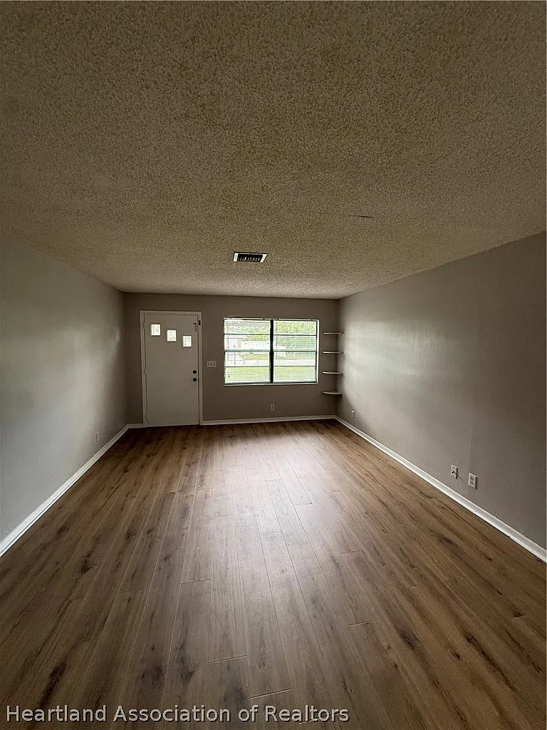 3 bed, 2.0 bath, 1404 sqft, $1,700 — Photo 2